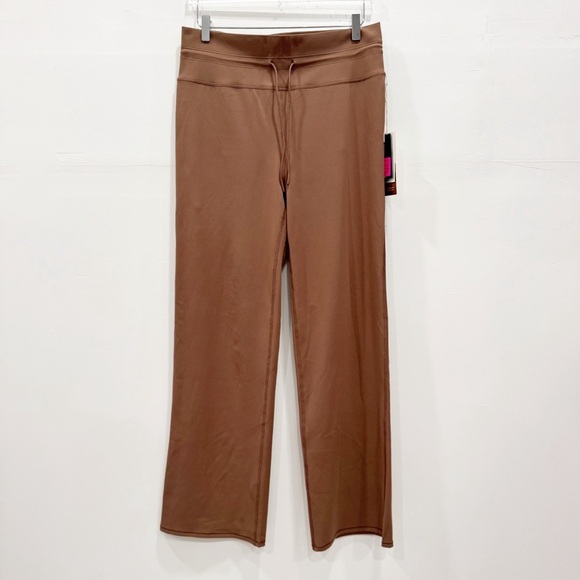 Vuori Daily Wideleg Pants in Clove XL - Picture 2 of 9